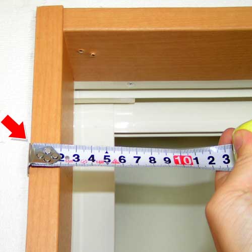 窓枠の外側から外側を測ります