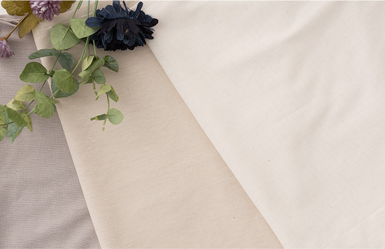 ホワイト、ベージュ、グレーのナチュラルカラーがかわいいカーテン