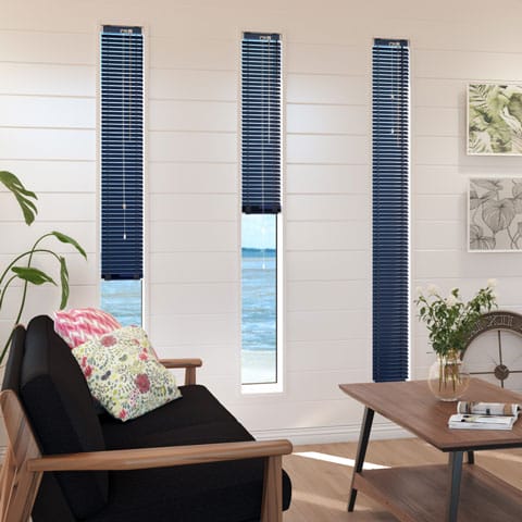 スリット窓にもすっきり収まるコンパクトなスリット窓タイプブラインド