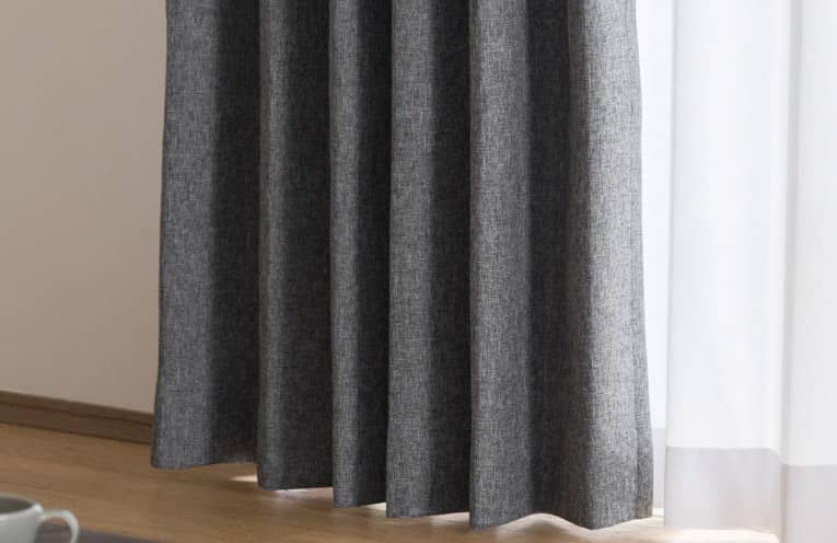 ドレープが均等で美しい形態安定加工が標準仕様