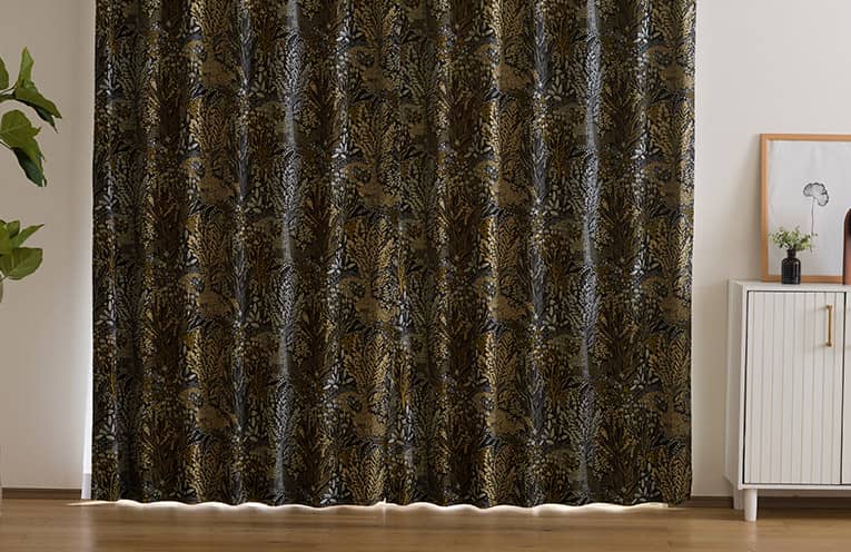 ドレープが均等で美しい形態安定加工が標準仕様