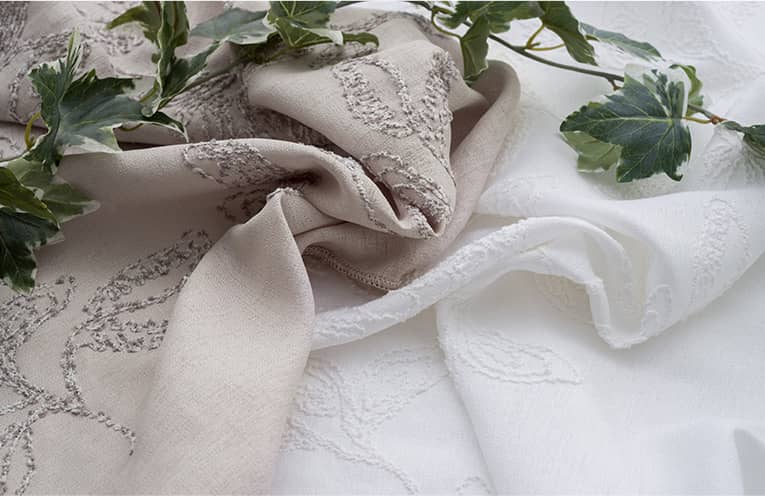 ナチュラルな風合いの刺繍レース