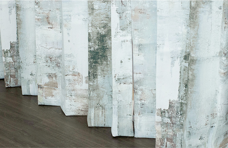 ドレープが均等で美しい形態安定加工が標準仕様